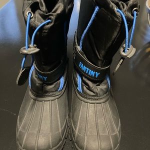 Fantiny kids snow boots.